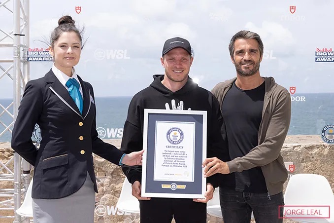 sebastian steudtner receiving guinness world record certificate